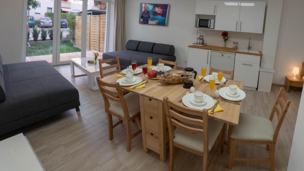 Eleonoras Ferienwohnung In Wuerzburg Stadt Mit Terrasse Im Erdgeschoss Inklusive Eigenen Parkplaetzen Vor Der Tuer Exterior photo